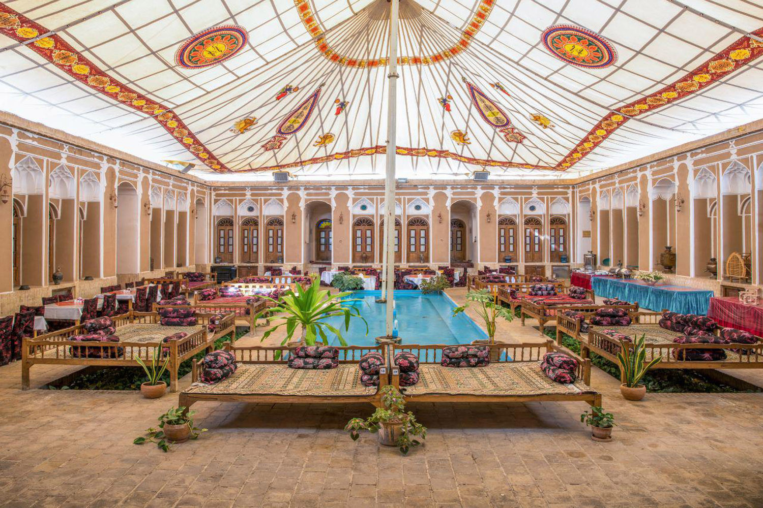نمایی از فضای باز و اختصاصی هتل سنتی مهر یزد