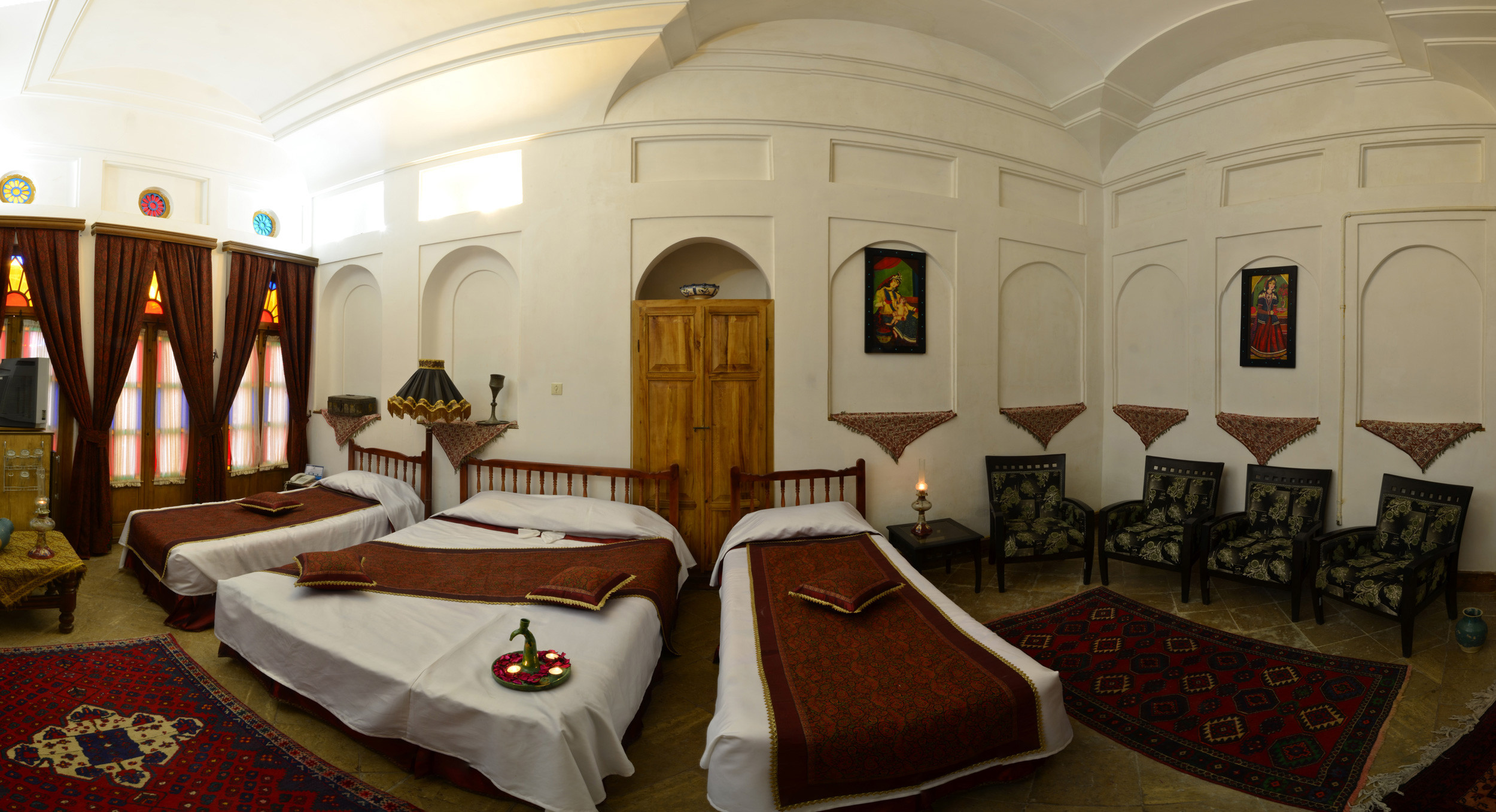 نمایی از اتاقی زیبا در هتل سنتی مهر یزد