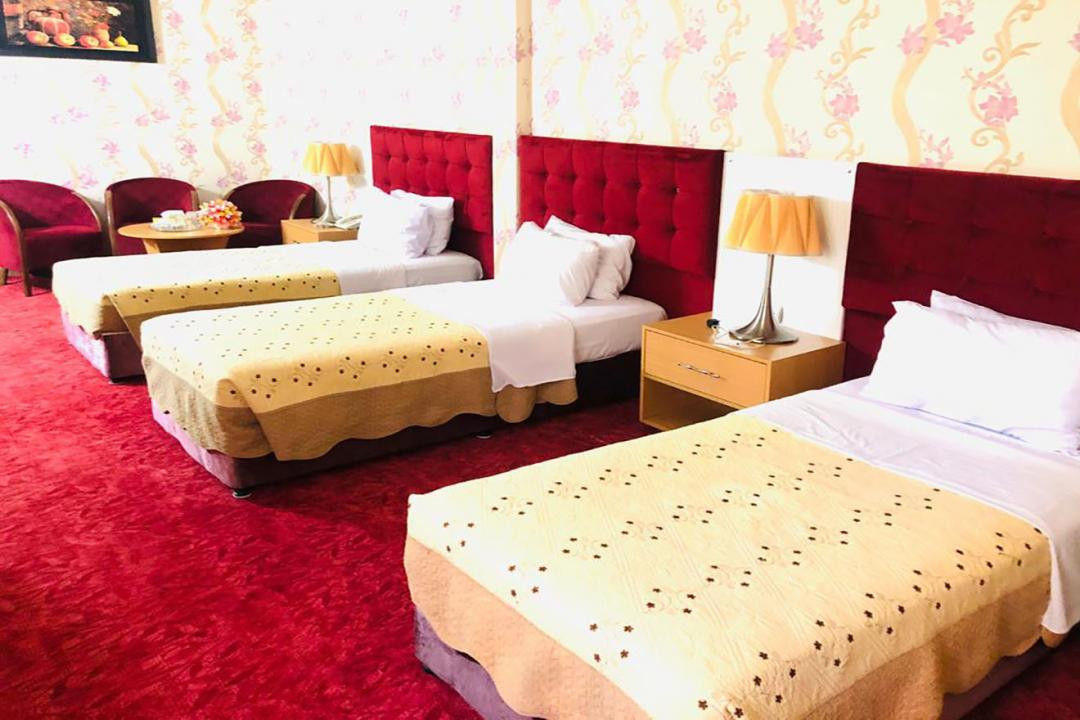 اتاق سه تخته خوابه ی هتل ایران شهر تهران