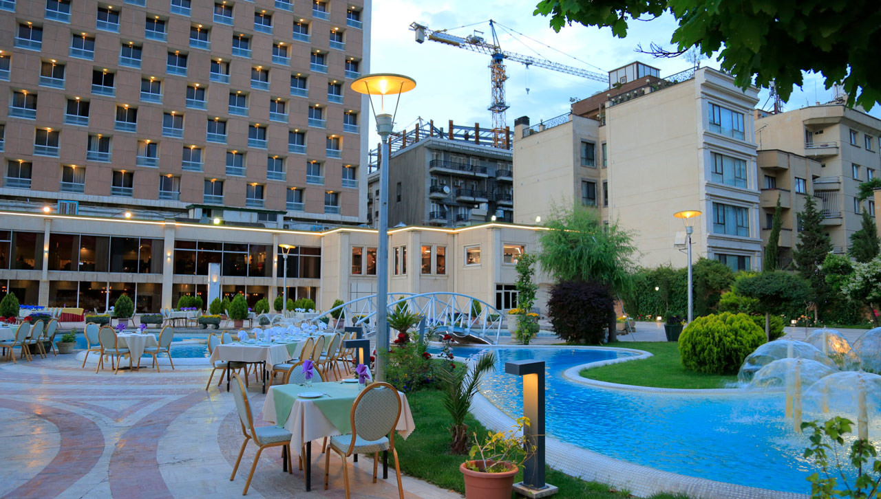 باغ رستوران دلفین هتل هما تهران
