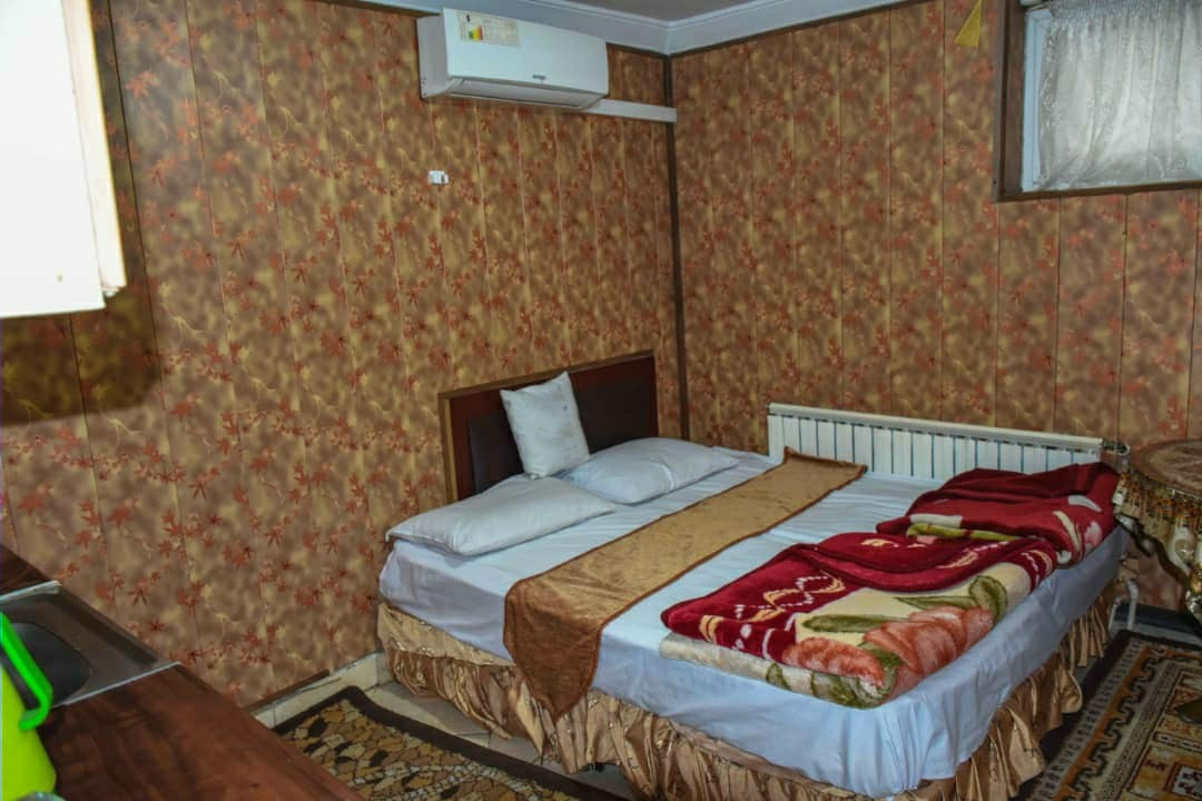 اتاقی در مهمانپذیر حسینی فر