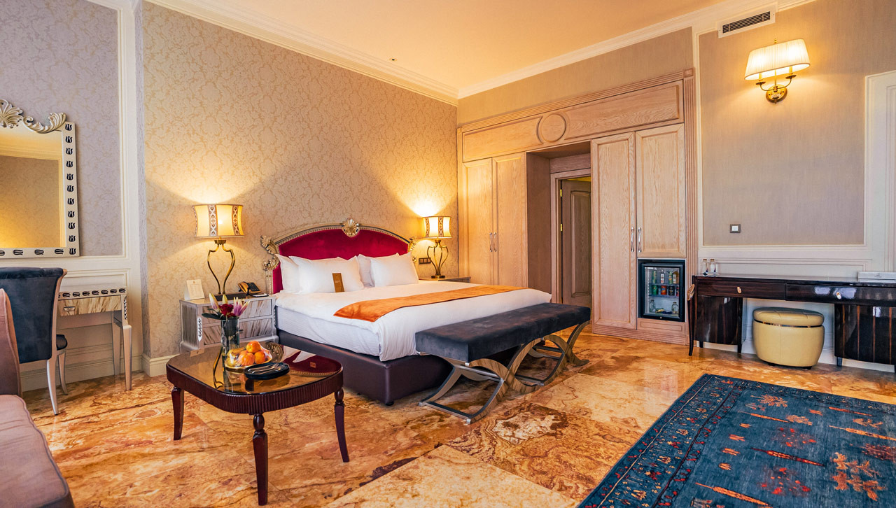 نمای بیرونی هتل اسپیناس پالاس تهران