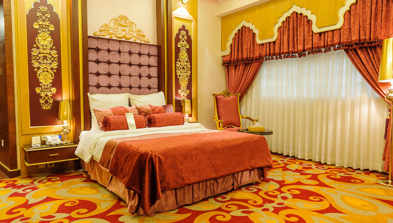 نمایی از اتاقی با تخت دونفره در هتل الماس2 شهر مشهد