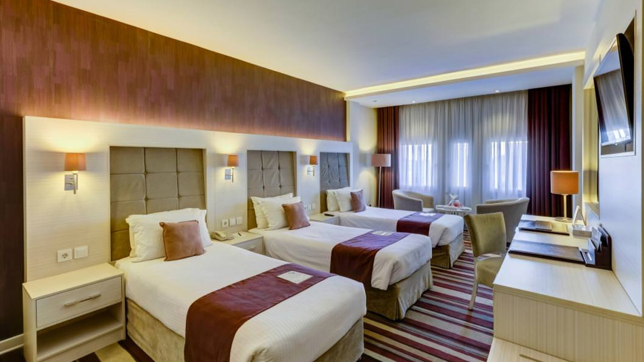 اتاق سه تخته سینگل هتل هویزه تهران