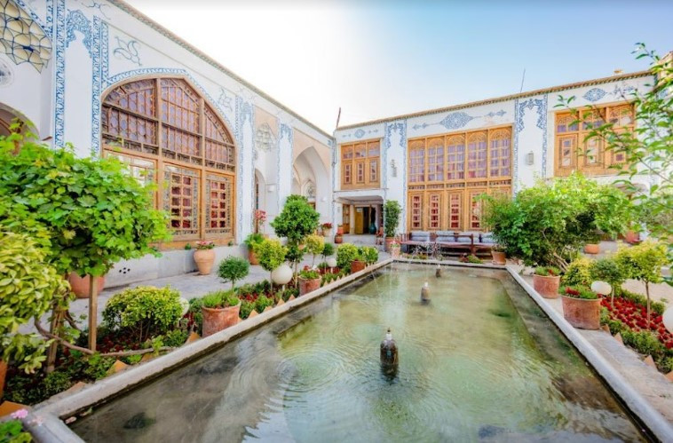 نمایی از فضای بیرونی هتل سنتی شهر اصفهان