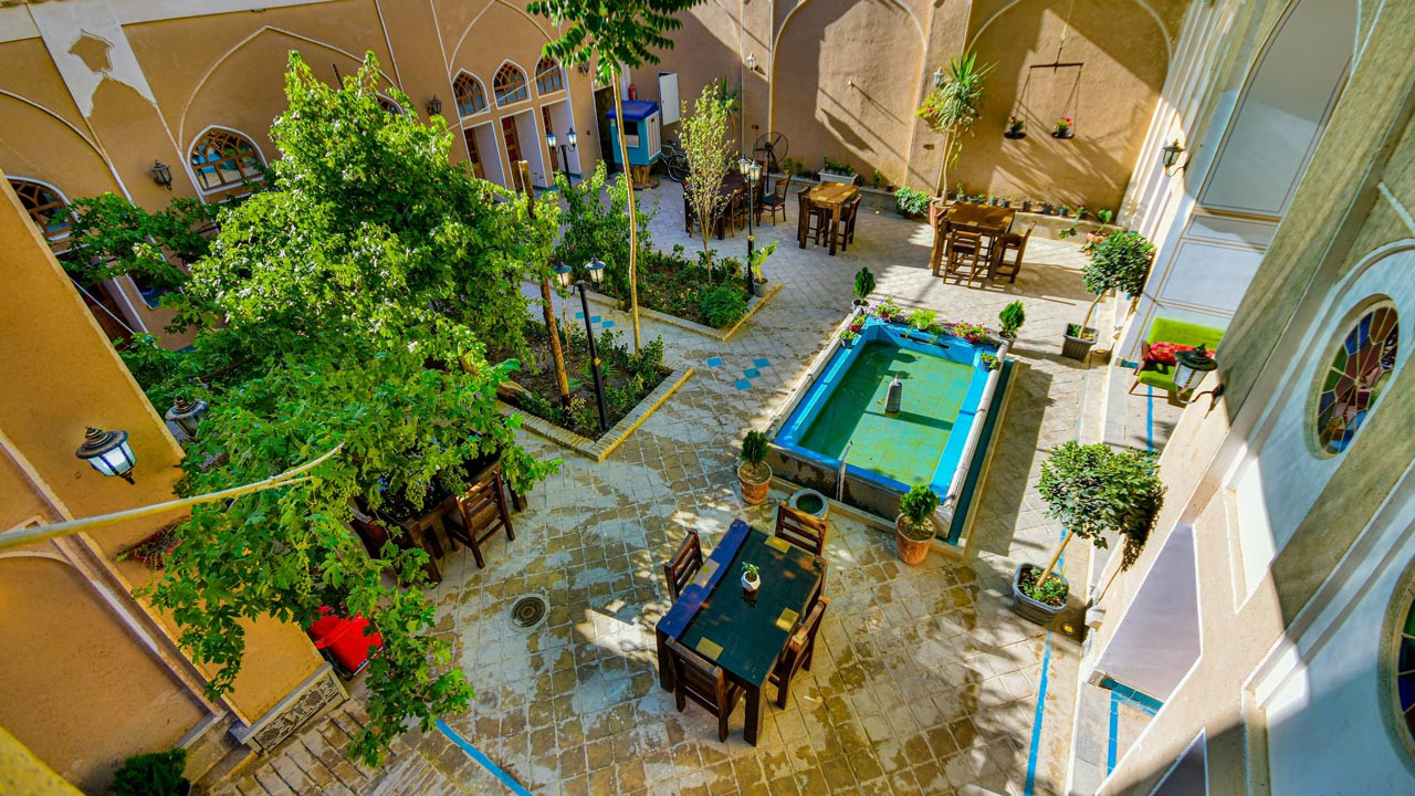 محوطه اقامتگاه سنتی یاس اصفهان