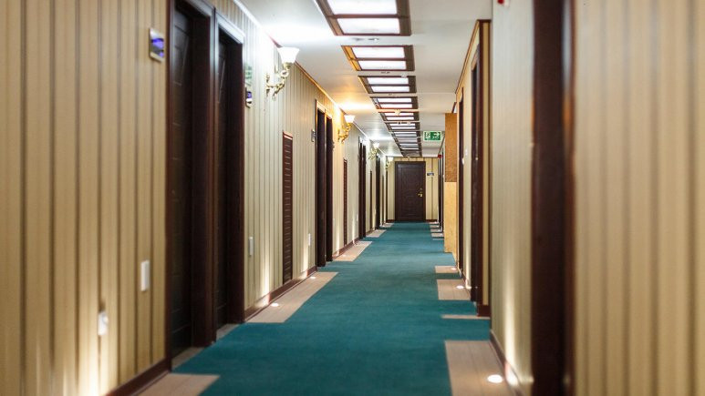 نمایی از راهروهای داخلی هتل آرامیس تهران