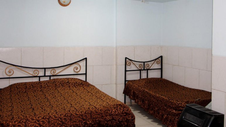 اتاق سه تخته مهمانسرا تخت طاووس شیراز