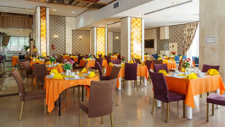 نمایی از رستوران اختصاصی هتل خورشید تابان مشهد