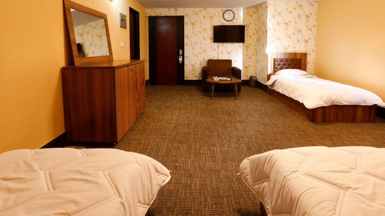 اتاقی در هتل آذین