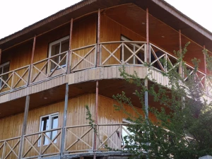 خانه چوبی ملک طبقه دوم