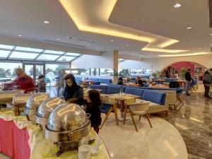 رستوران هتل پارسیان آزادی خزر هایت رستوران هتل پارسیان آزادی خزر هایت