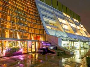 نمای بیرونی هتل پارسیان آزادی خزر هایت نمای بیرونی هتل پارسیان آزادی خزر هایت