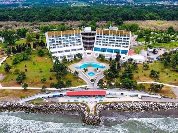 نمای بیرونی هتل پارسیان آزادی خزر هایت نمای بیرونی هتل پارسیان آزادی خزر هایت