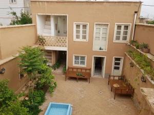 حیاط اقامتگاه بوم گردی نیمروز سروستان حیاط اقامتگاه بوم گردی نیمروز سروستان