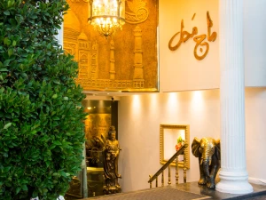 ورودی  هتل آپارتمان تاج محل تهران
