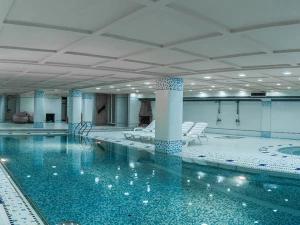 استخر هتل پاریز تهران استخر هتل پاریز تهران