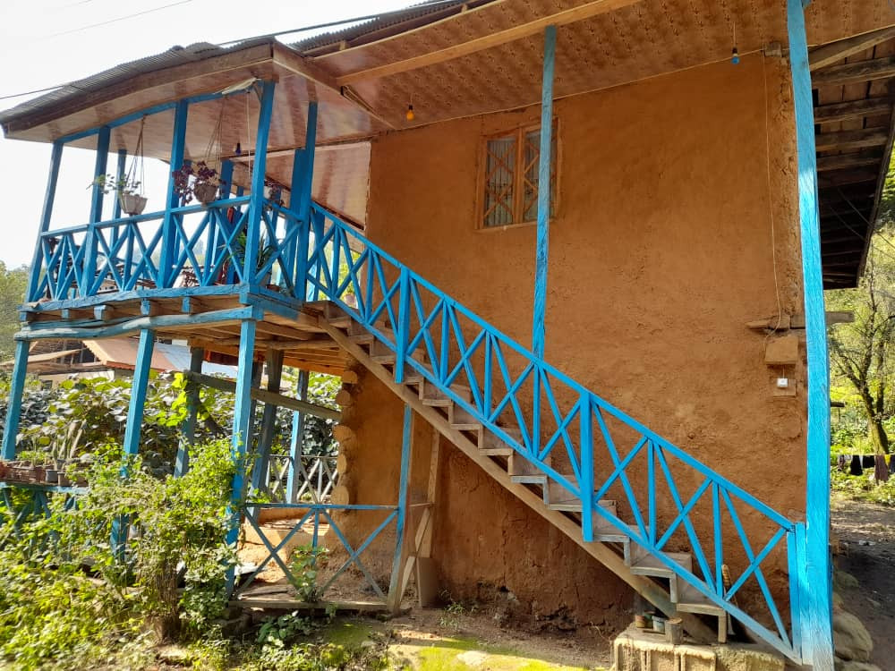 خانه سنتی کنار رودخانه شفت