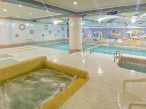 استخر هتل پارمیدا مشهد استخر هتل پارمیدا مشهد