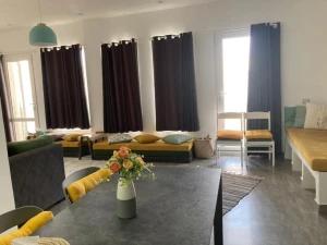 اقامتگاه بادگیر سفید هنگام اقامتگاه بادگیر سفید هنگام