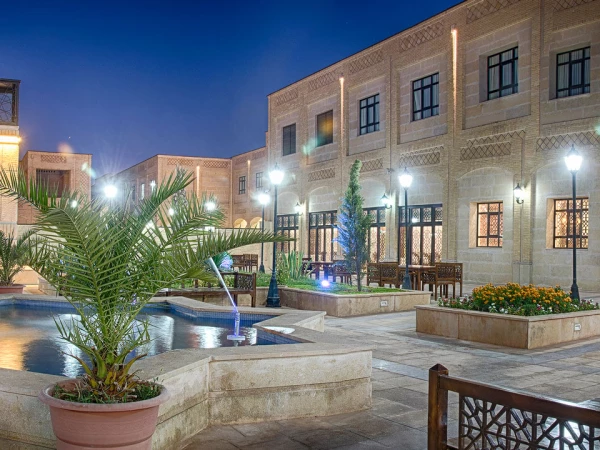 محوطه  هتل بین الحرمین شیراز