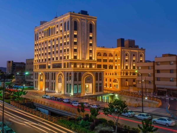 نمای بیرونی هتل مدینه الجواد مشهد (لیان سابق) نمای بیرونی هتل مدینه الجواد مشهد (لیان سابق)