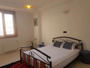 آپارتمان دو خوابه طبقه سوم هما شیراز آپارتمان دو خوابه طبقه سوم هما شیراز