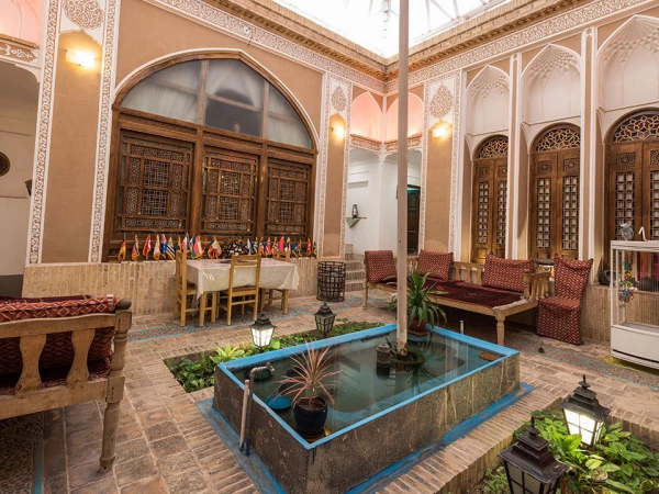 حیاط  هتل تاریخی لب خندق یزد