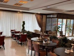 کافی شاپ هتل پارک پلازا حجاب سابق تهران کافی شاپ هتل پارک پلازا حجاب سابق تهران