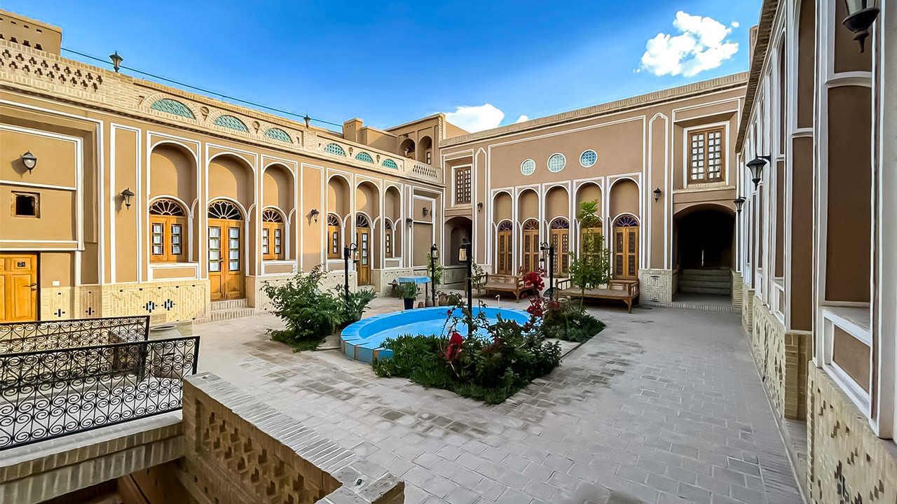 اقامتگاه سنتی آلما یزد