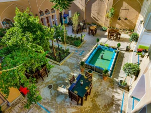 محوطه  اقامتگاه سنتی یاس اصفهان