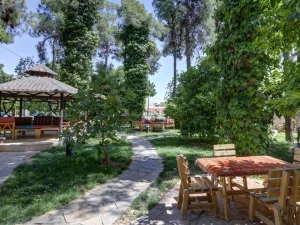محوطه  هتل جهانگردی شیراز