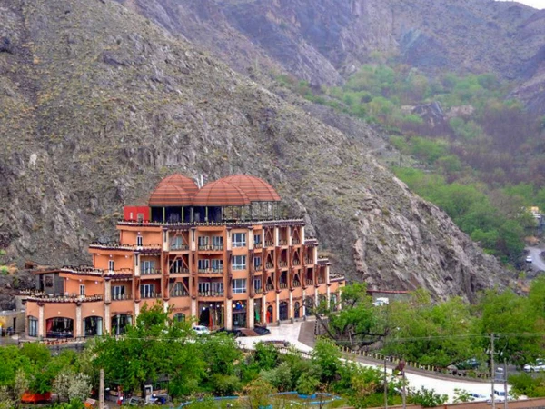 نمای بیرونی  هتل بزرگ کوهستان بیرجند