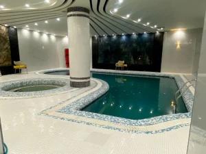 استخر هتل شکوه شارستان مشهد استخر هتل شکوه شارستان مشهد