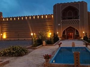 اقامتگاه سنتی قلعه وزیر میبد اقامتگاه سنتی قلعه وزیر میبد