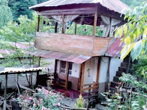 اقامتگاه بومگردی مازیار دره زیرآب سوادکوه