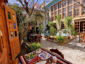 اقامتگاه سنتی گل طاها شیراز