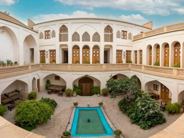 محوطه اقامتگاه سنتی احسان کاشان محوطه اقامتگاه سنتی احسان کاشان