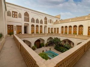 محوطه اقامتگاه سنتی احسان کاشان محوطه اقامتگاه سنتی احسان کاشان