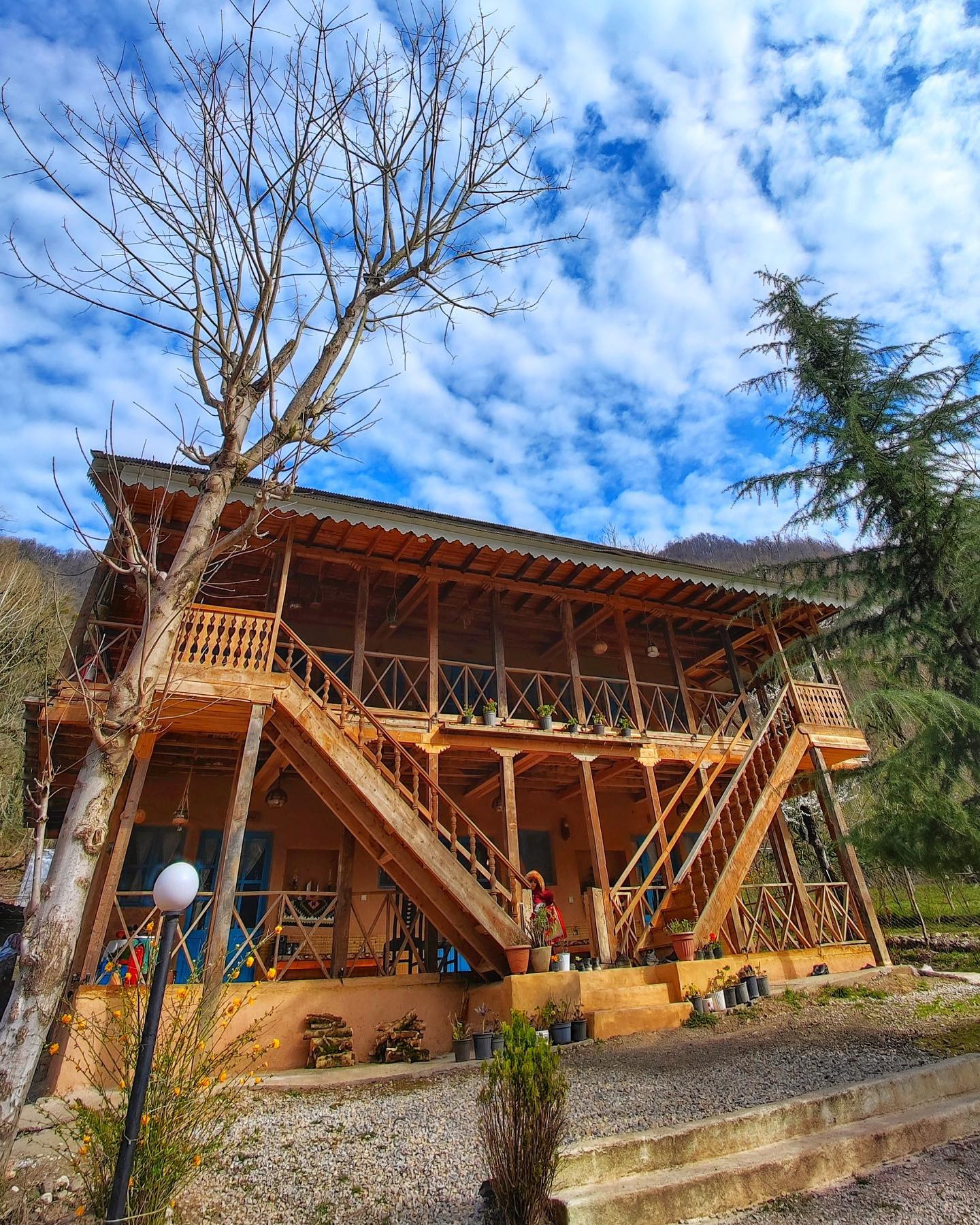 اقامتگاه بوم گردی سایه ارغوان رضوانشهر
