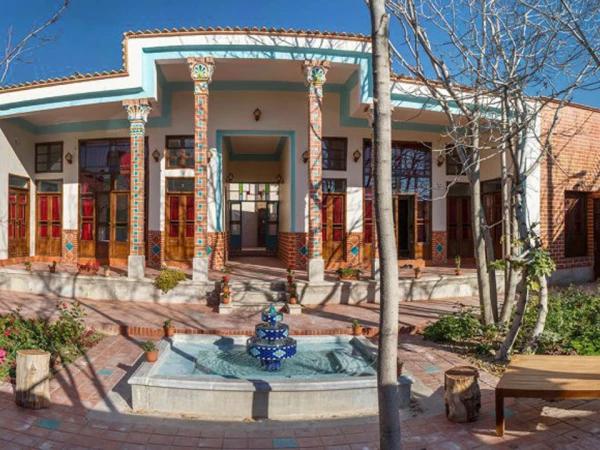 حیاط اقامتگاه سنتی آریو اصفهان حیاط اقامتگاه سنتی آریو اصفهان