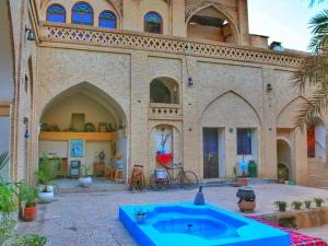 حیاط هتل سنتی سرابی شوشتر حیاط هتل سنتی سرابی شوشتر