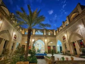 محوطه هتل سنتی سرابی شوشتر محوطه هتل سنتی سرابی شوشتر