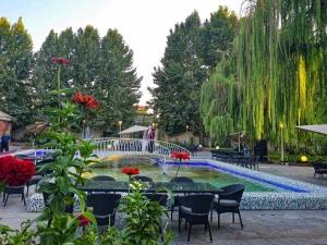 محوطه هتل آزادگان کرمانشاه محوطه هتل آزادگان کرمانشاه