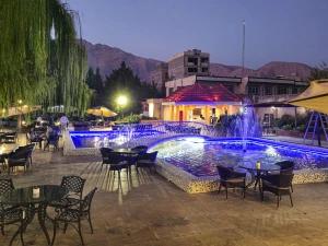 محوطه هتل آزادگان کرمانشاه محوطه هتل آزادگان کرمانشاه