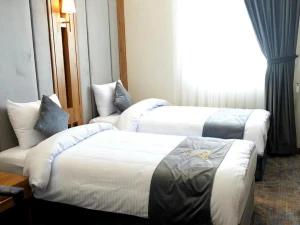 تور ریلی خمین و قم به مشهد هتل ایوان1 تور ریلی خمین و قم به مشهد هتل ایوان1