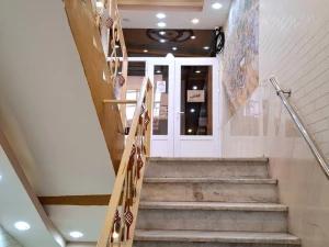 راه پله مهمانپذیر آبان معین قشم راه پله مهمانپذیر آبان معین قشم