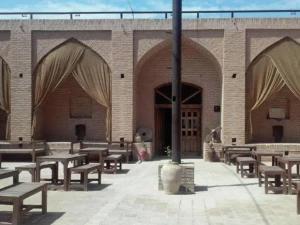 اقامتگاه کاروانسرای صفویه سریزد مهریز اقامتگاه کاروانسرای صفویه سریزد مهریز