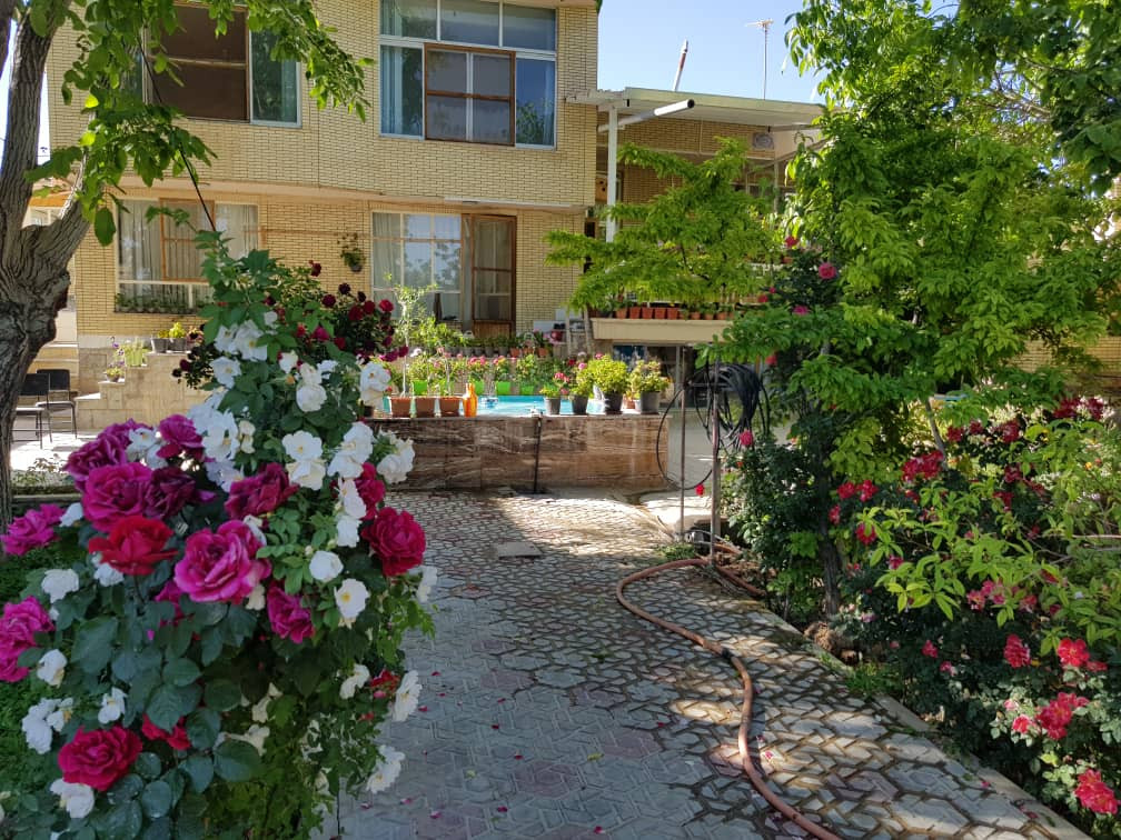 آپارتمان دوخوابه طبقه دوم خارج از دهکده در چادگان 