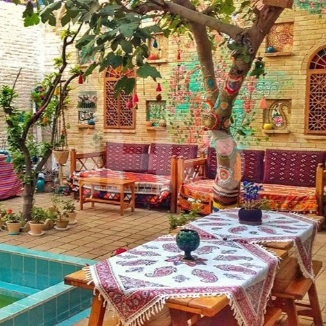 پشتیبان آنلاین اقامتگاه بوم گردی ماه سلطان شیراز